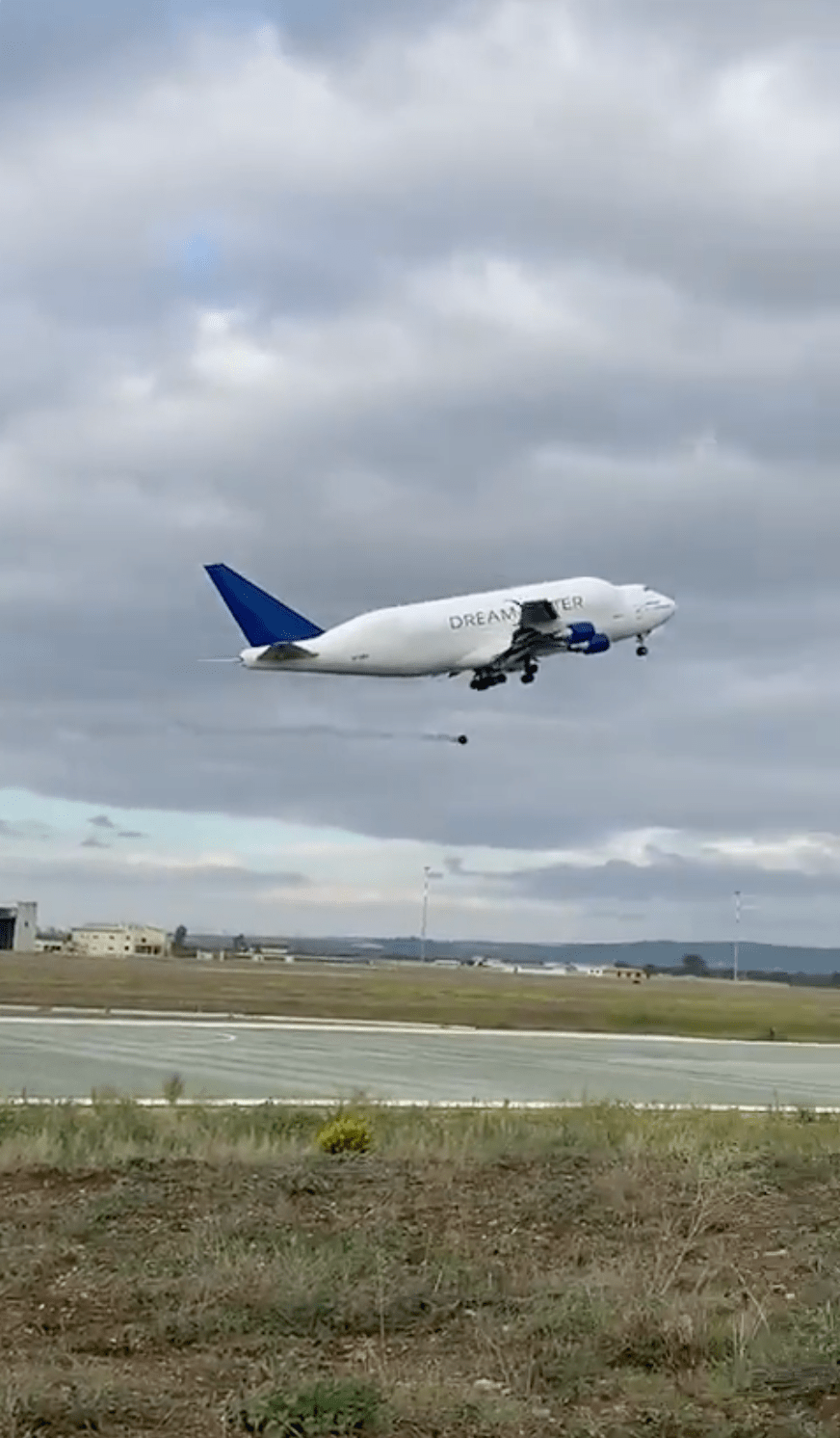 Watch: boeing 747 airplane loses one of its 'biji' during takeoff in italy | weirdkaya