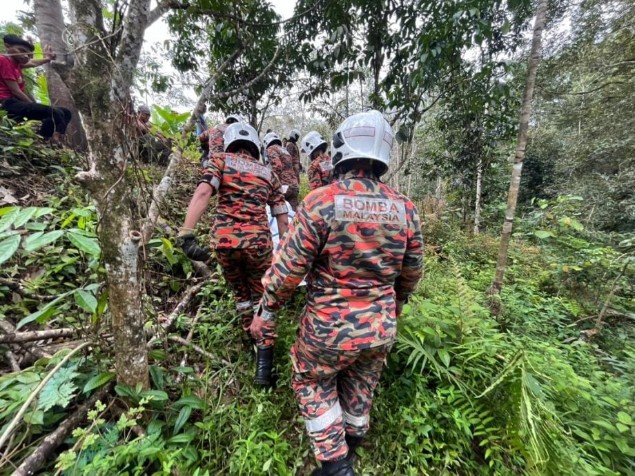 Firefighters transporting body of man ho fell 30m from durian tree in kelantan