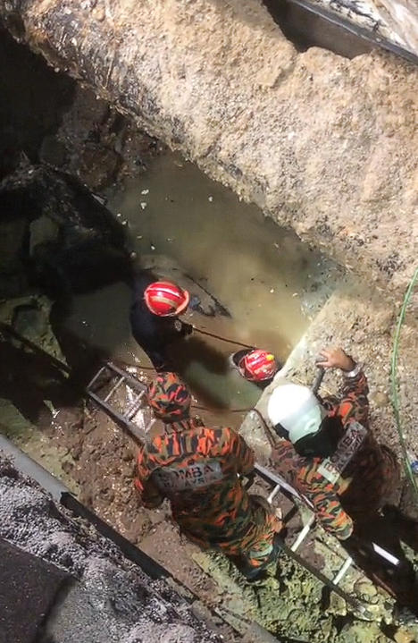 Bomba rescue at kl sinkhole (2)