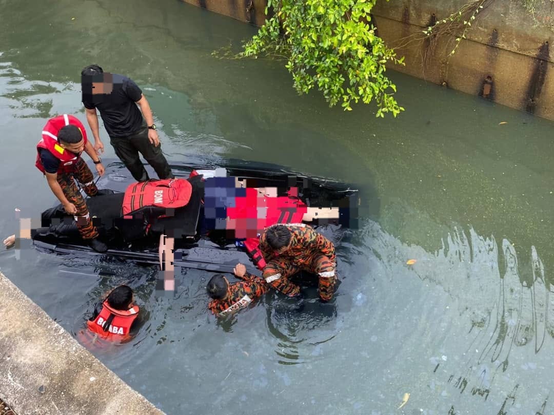 Bomba saving johor siblings and friend and car