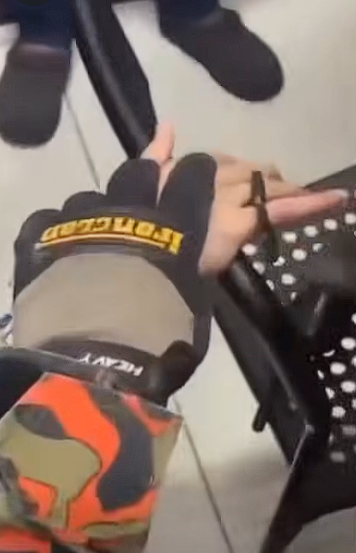 Bomba saving woman finger stuck (2)