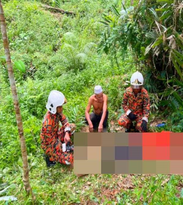 Firefighters with body of man ho fell 30m from durian tree in kelantan
