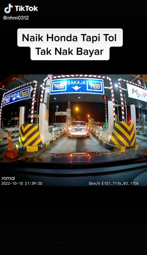 Honda driver nearly hits car in front to avoid paying toll fees