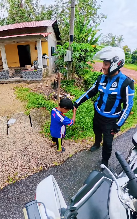 boys salute to police (1)