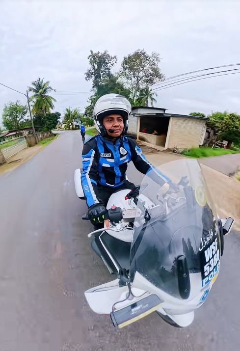 boys salute to police (3)