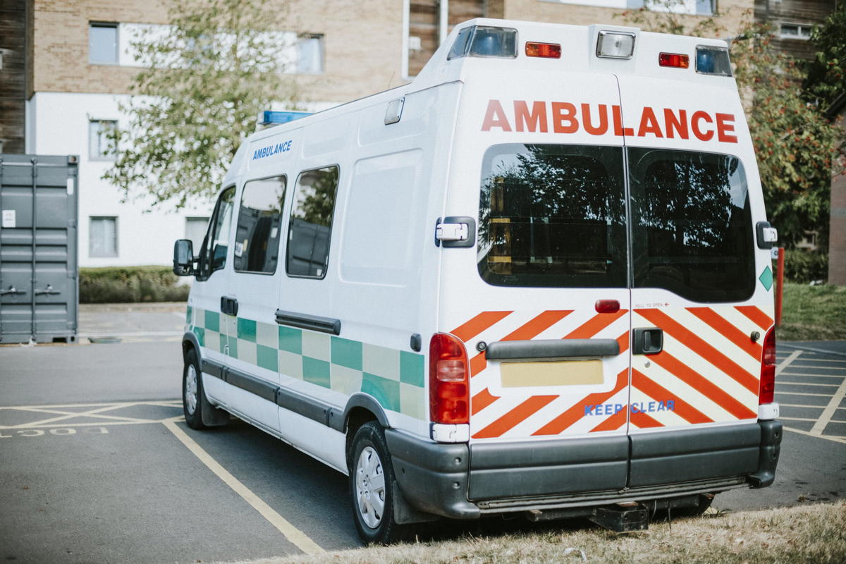 Ambulance driver stops for pisang goreng while sending patient to the hospital | weirdkaya