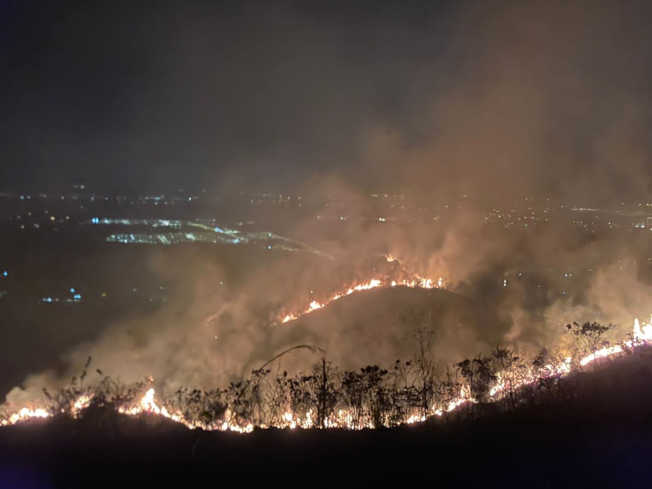 Broga hill catches fire, 5 acres of land affected | weirdkaya