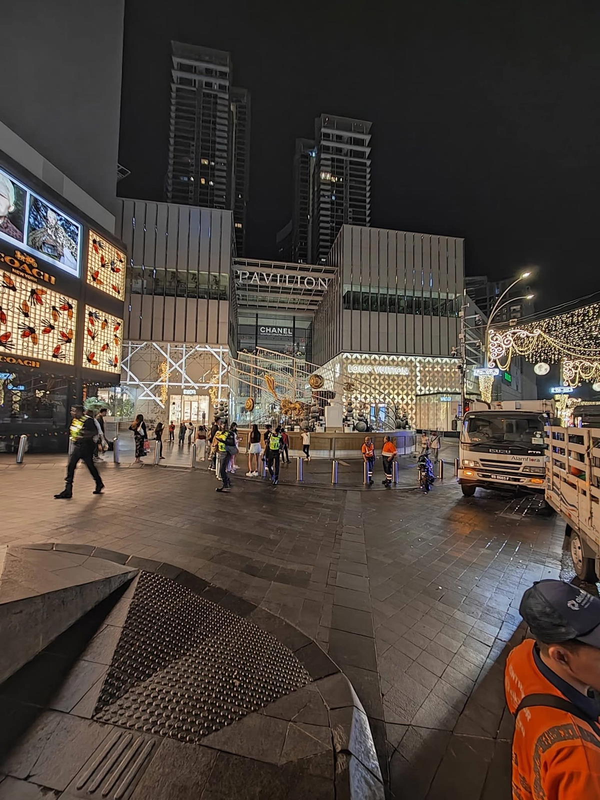 Bukit Bintang Littered After Christmas Eve Celebrations, DBKL Carries Out Cleanup