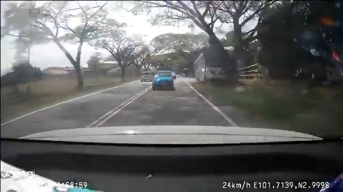 Bus crashes into tree near UPM