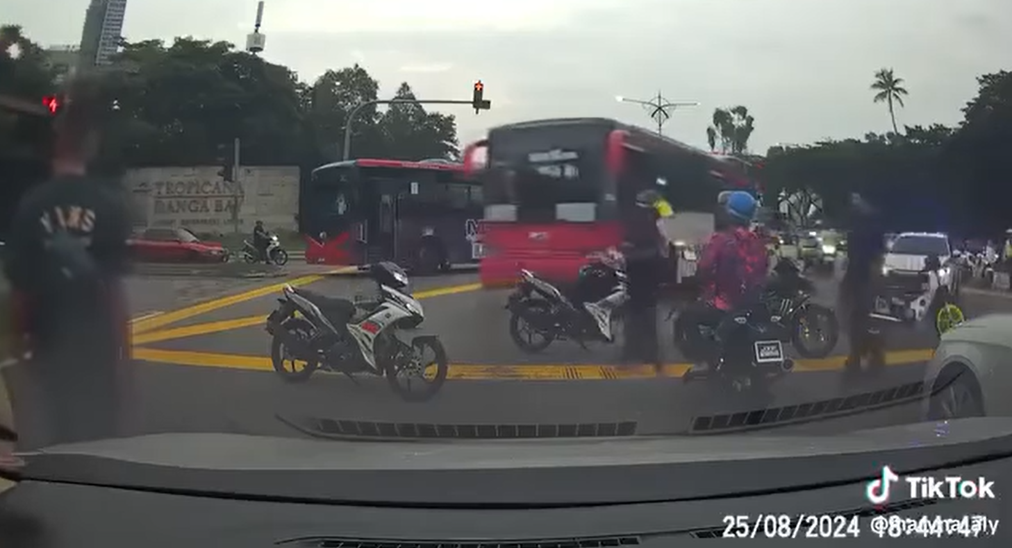 Buses block mat rempits from escaping