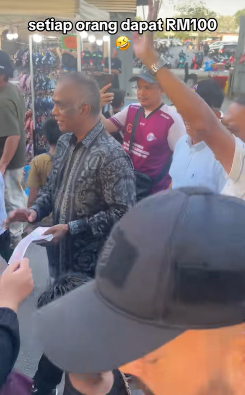 Businessman gives out RM100 2
