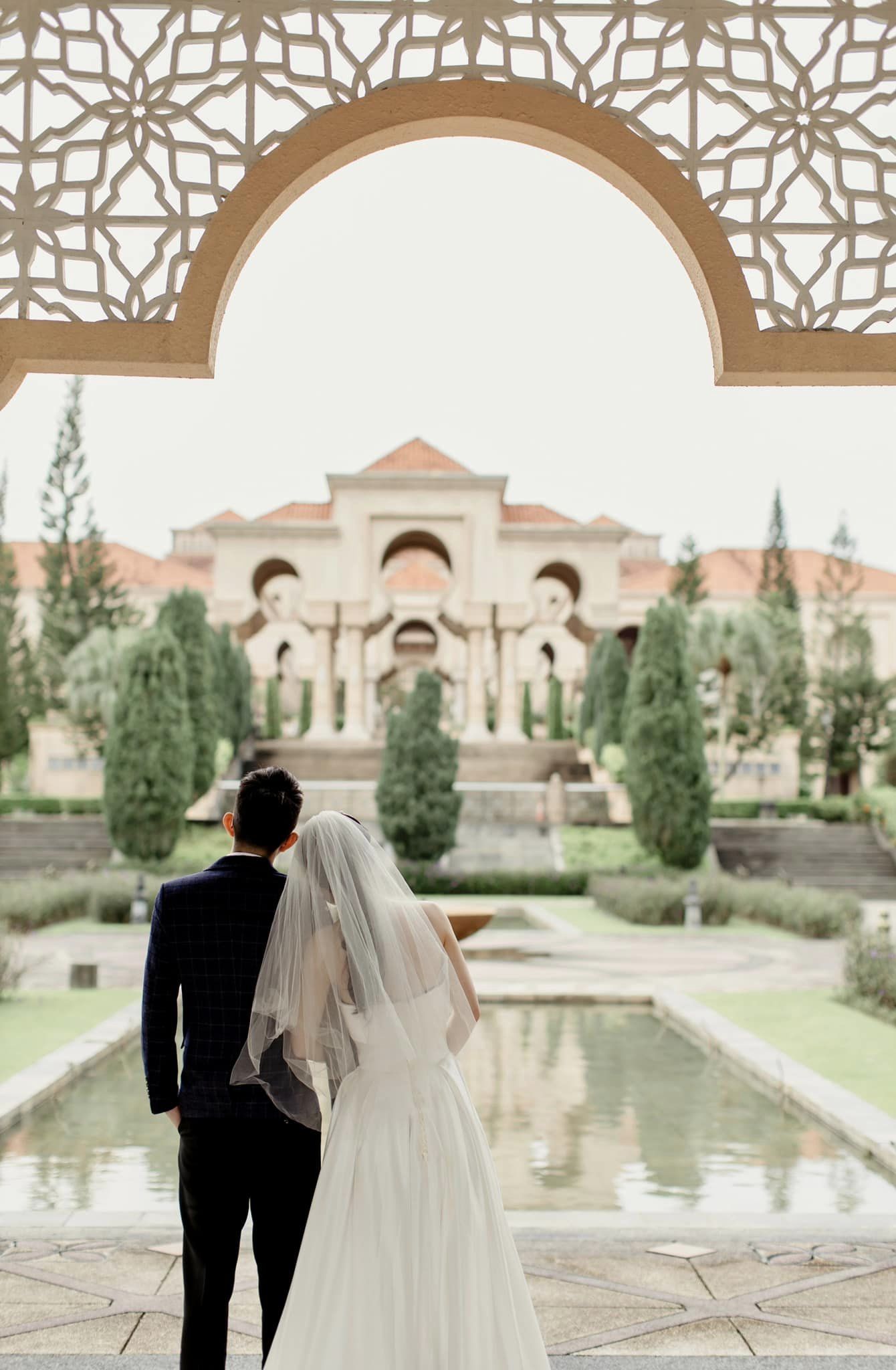 Cai shi yuan and his wife's wedding photo