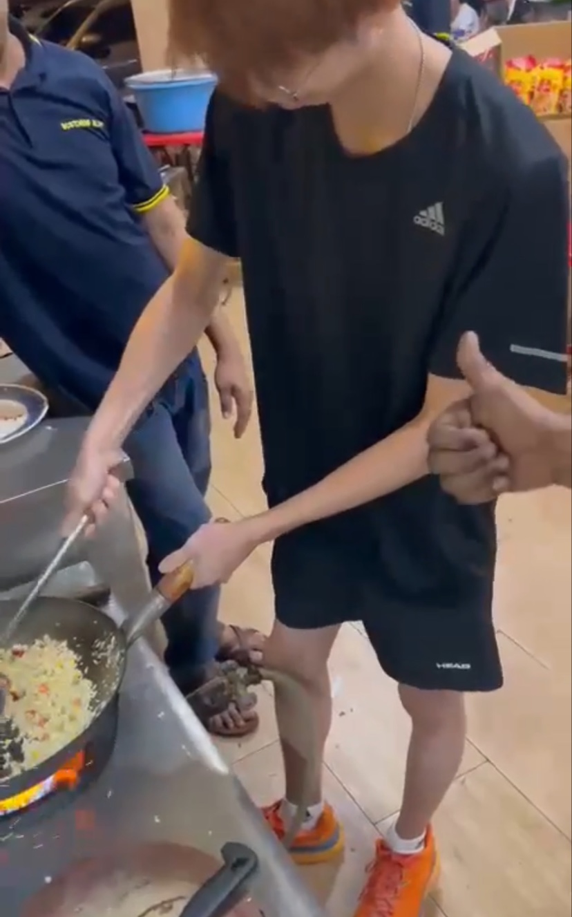 M'sian chinese dude impresses kl mamak workers with his cooking skills