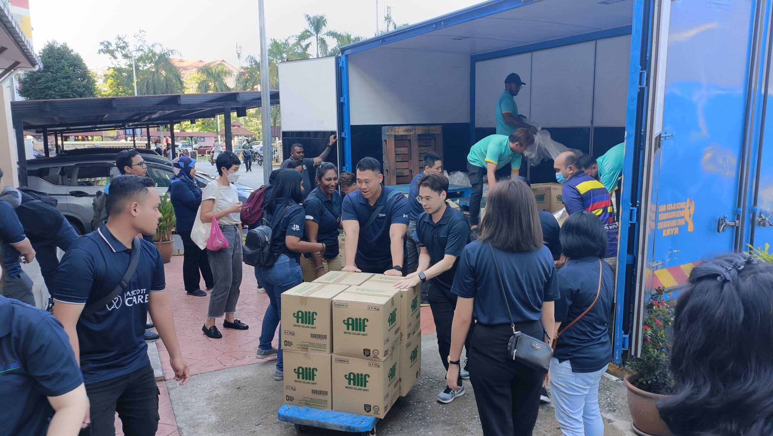 Capitaland staff volunteers moving and packing  donation items 2