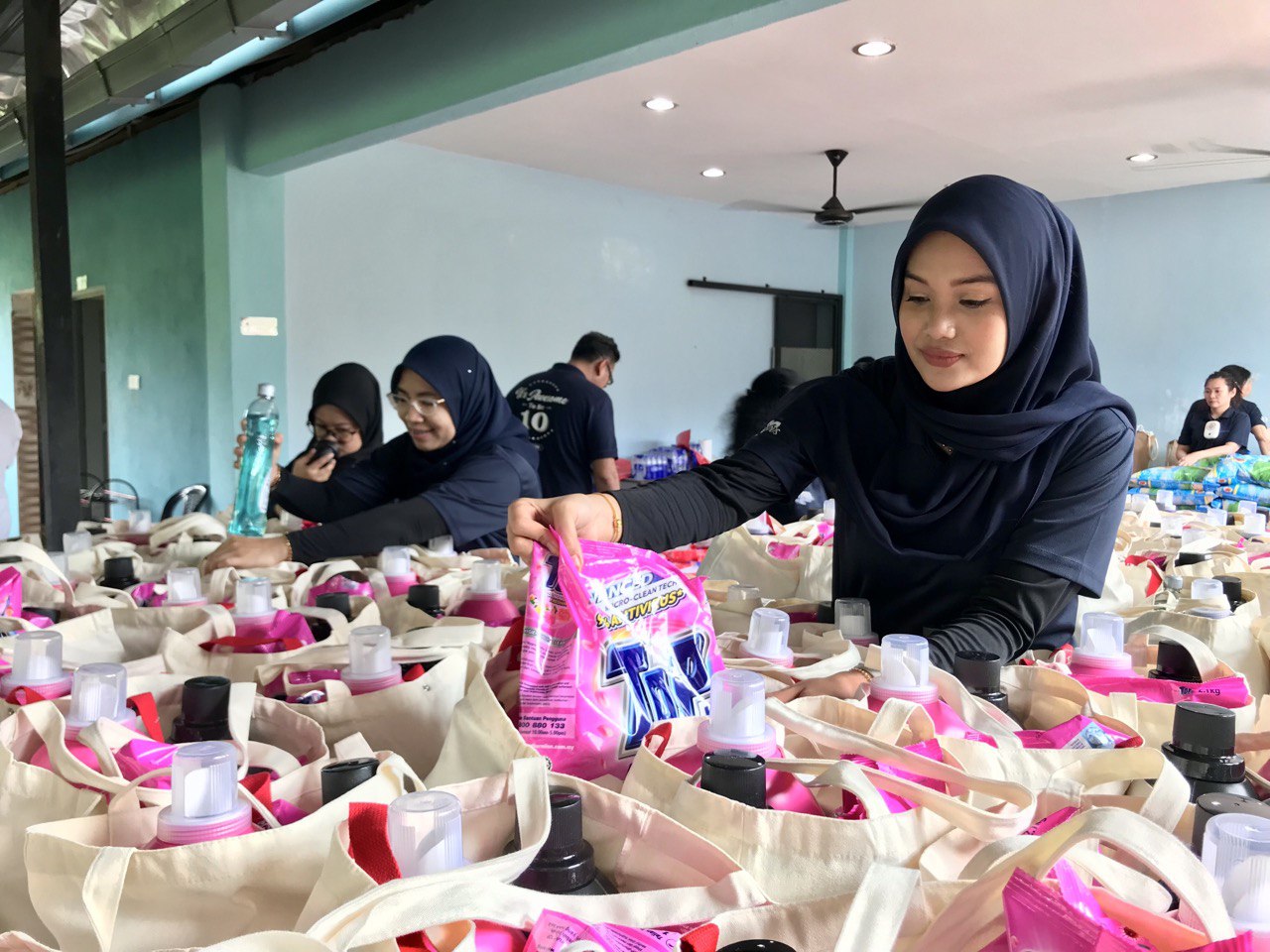 Capitaland staff volunteers moving and packing  donation items 3