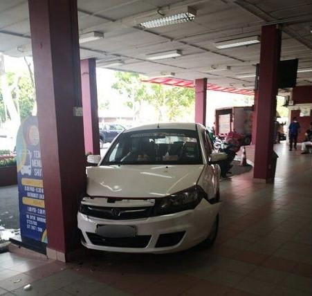 46yo m'sian woman steps on gas pedal and crashes car into johor hospital pillar, had no valid driver's license | weirdkaya