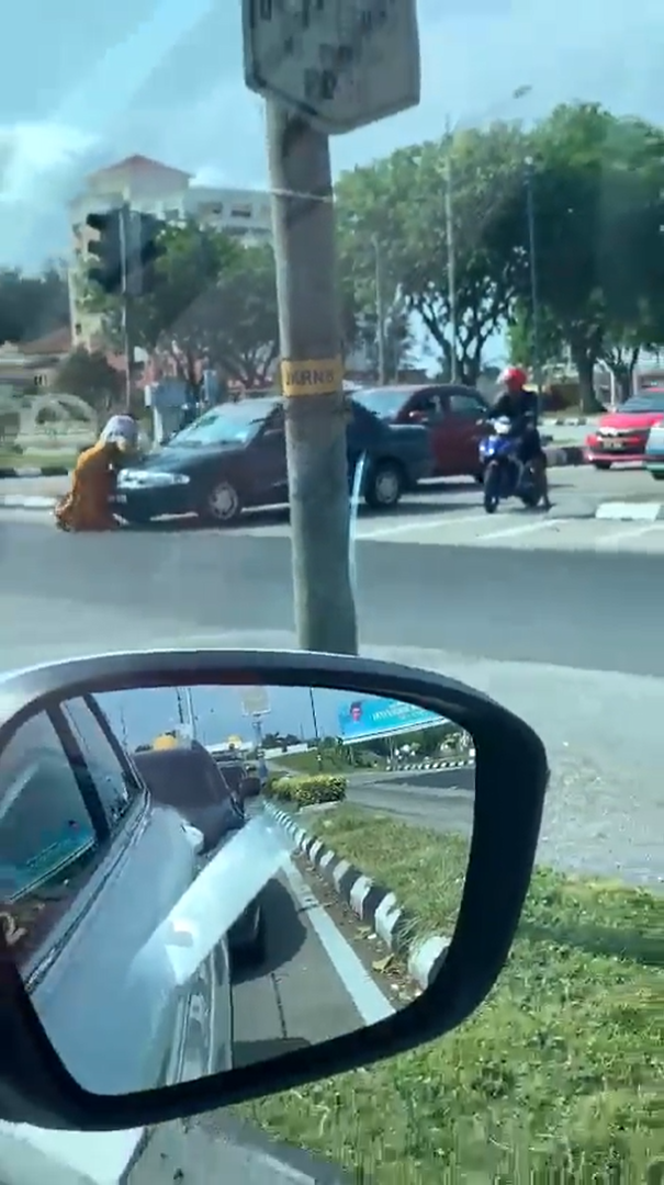 M'sian woman spotted trying to block moving car near traffic light in viral video