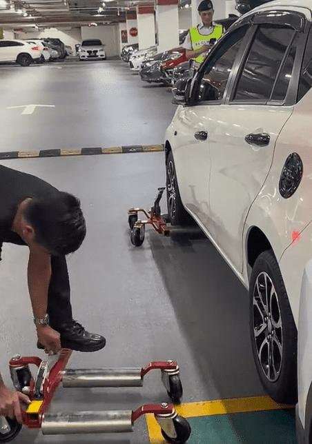 Car blocked in by illegal parking (1)