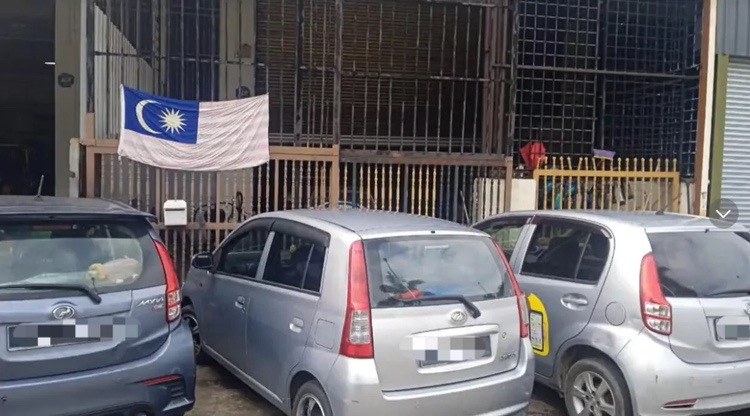 M'sian man uses forklift to remove parked cars which blocked his workshop | weirdkaya