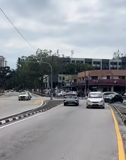 car drive againt traffic (3)