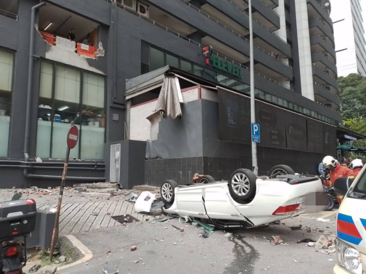 Car plunges from first floor of parking lot at menara ta one