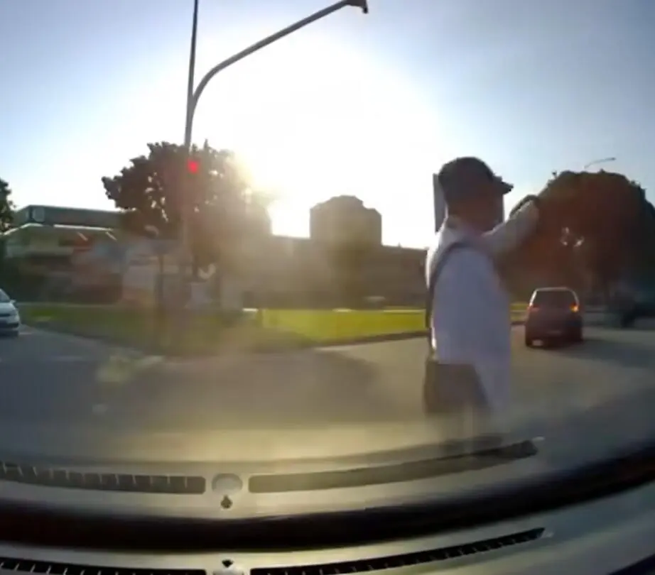 Car hit traffic police (1)