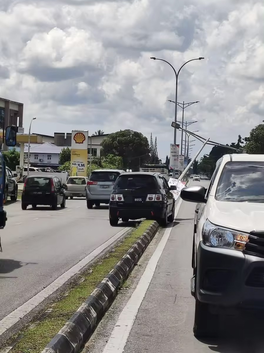 Car hits pole in sibu, sarawak