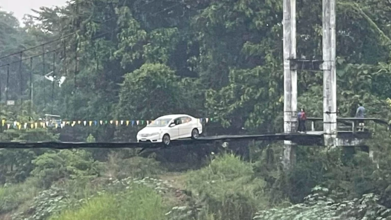Thai woman's car gets stuck on wiang thong bridge
