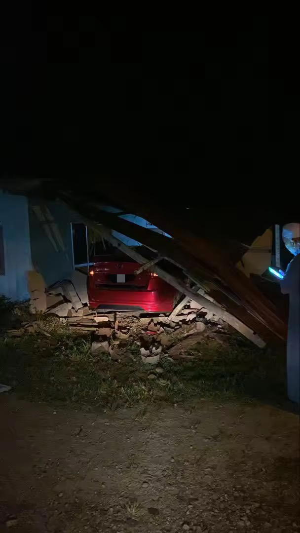 Car wrecks house in T'gganu (1)
