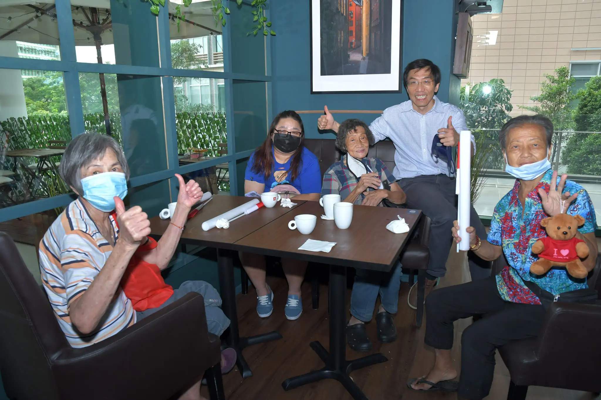 Sg politician treats migrant workers who built the cafe to lunch | weirdkaya