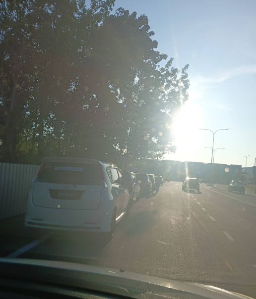 Cars lining up to buy nasi lemak from makcik