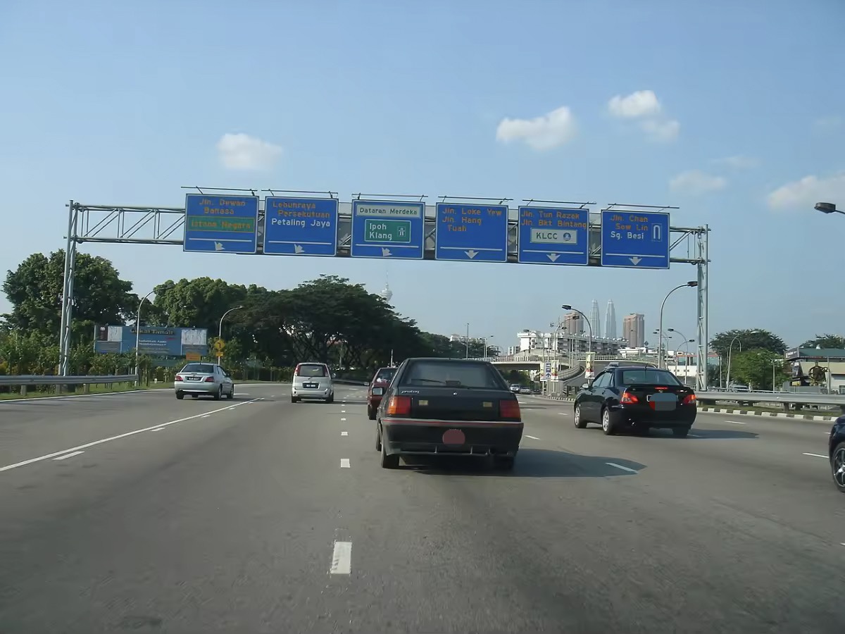 Cars travelling on the federal highway