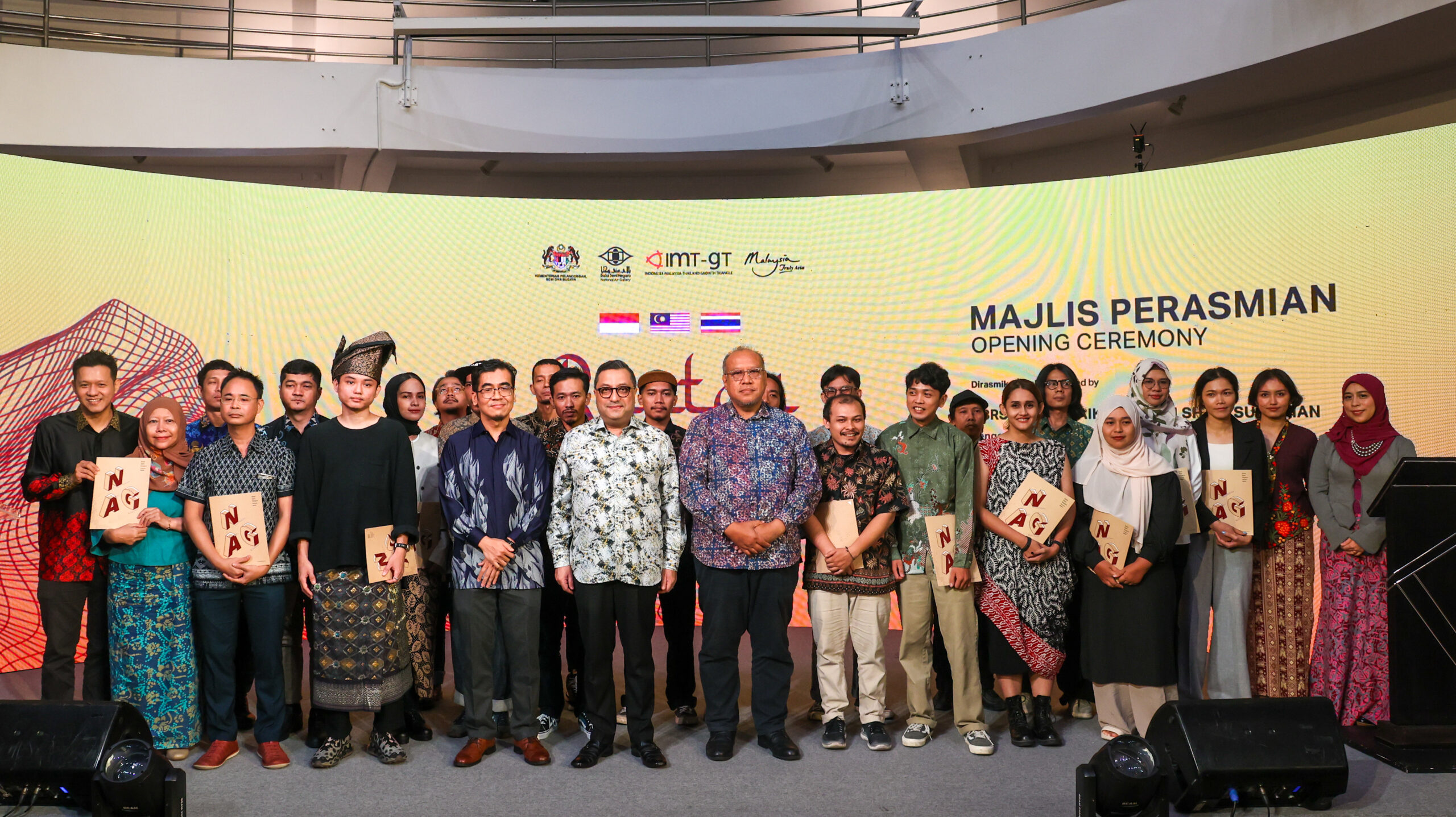 Chairman of the national visual arts development board (lpsvn),  director general of the national art gallery, with the curator and artists of the imt-gt rantau exhibition