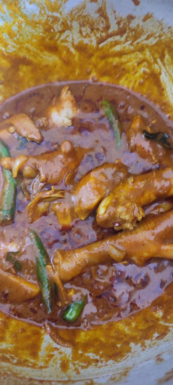chicken curry in wok