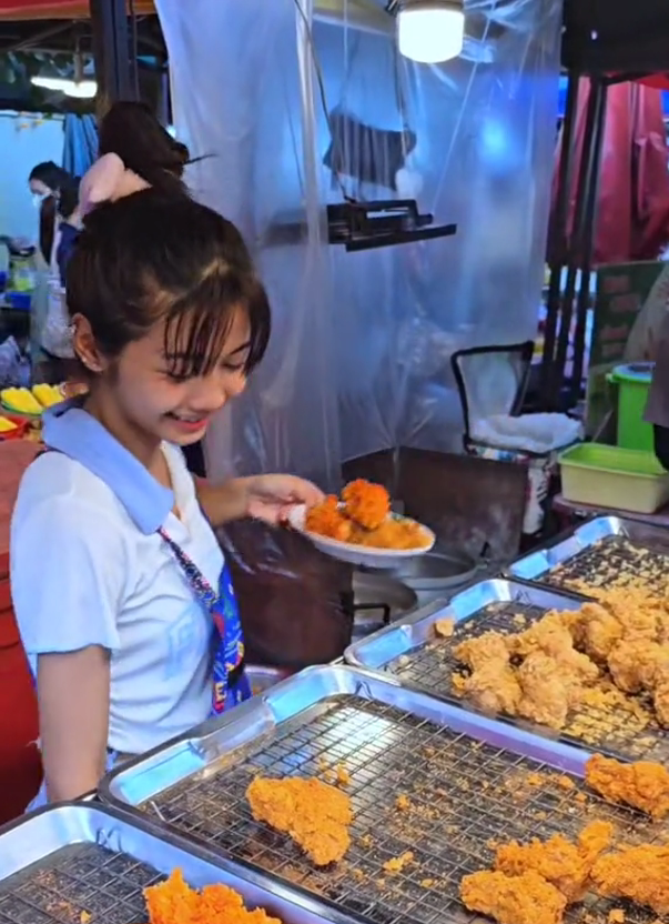 Chicken vendor that look like lisa (1)