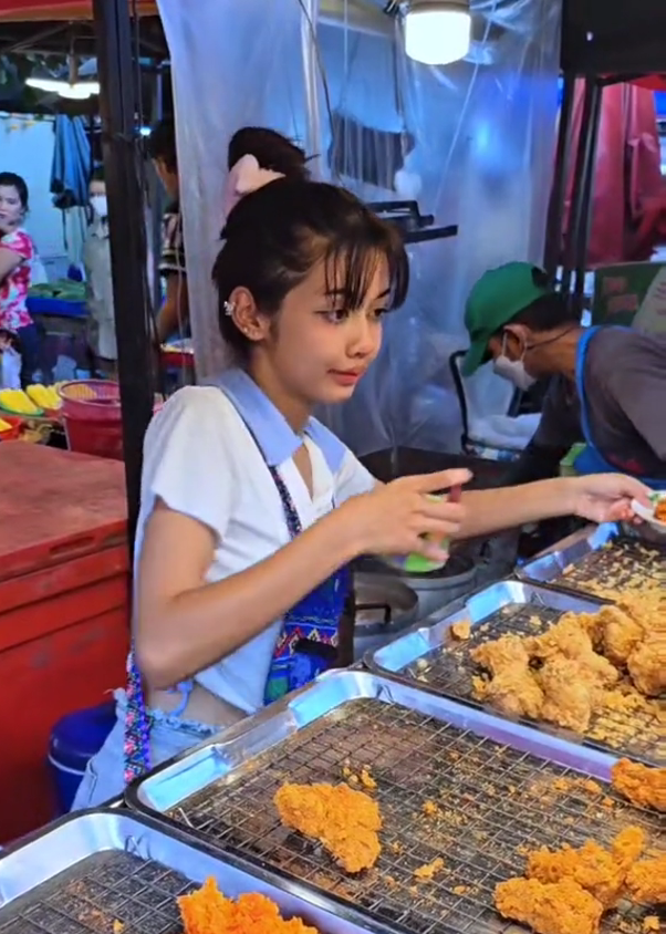 Chicken vendor that look like lisa (4)