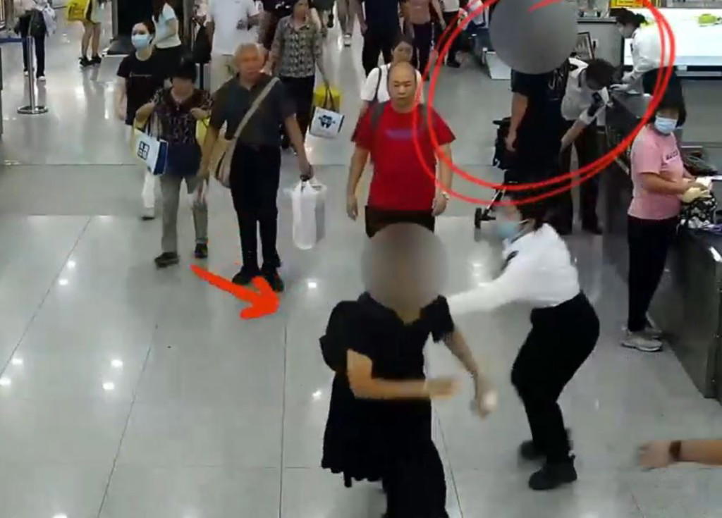 china couple tries to smuggle phones 1