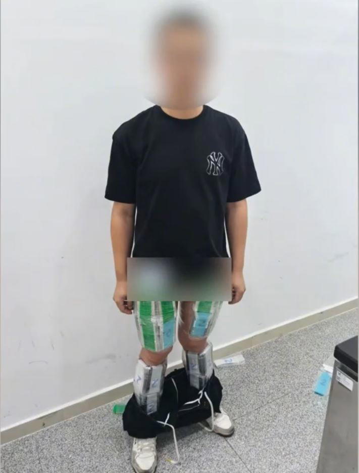 china couple tries to smuggle phones man