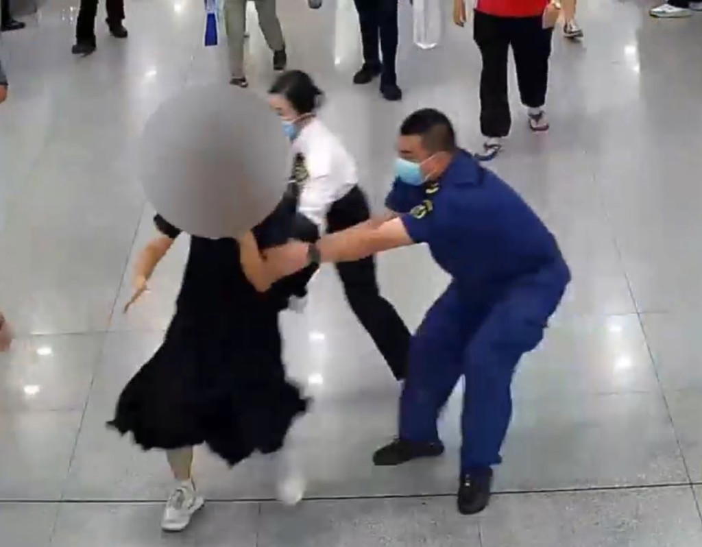 china couple tries to smuggle phones running away