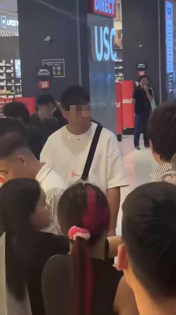 'balik china lah! ' — m'sian chinese tells off china tourist who cut queue at kl pop mart | weirdkaya