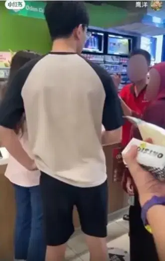 chinese couple cut queue 1
