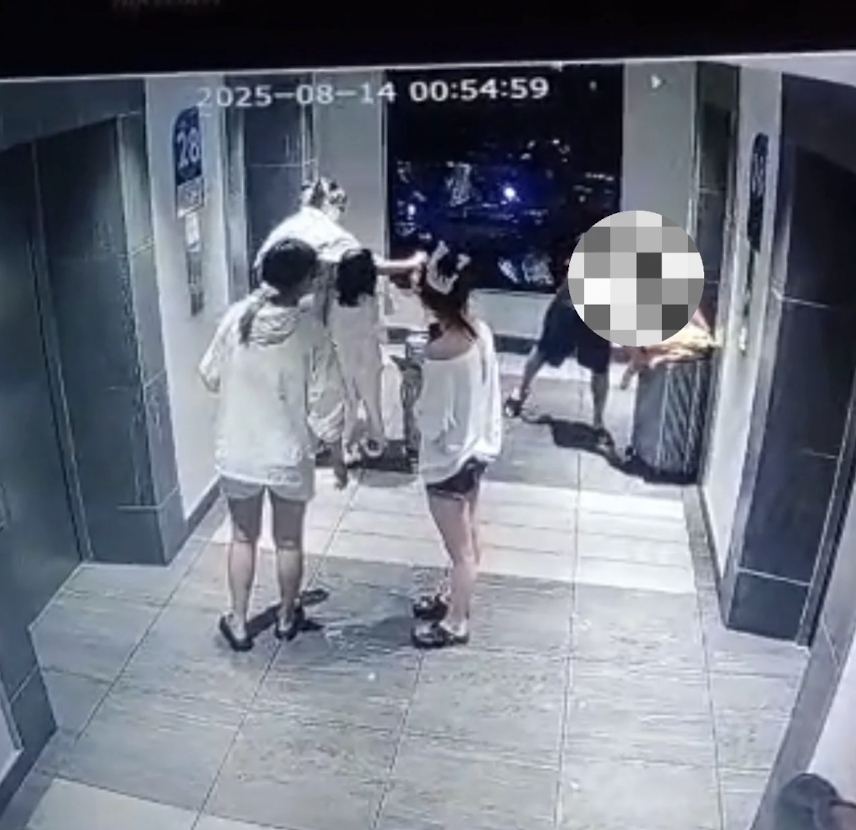 Chinese Tourist Hotel In Sabah 01 Ran away