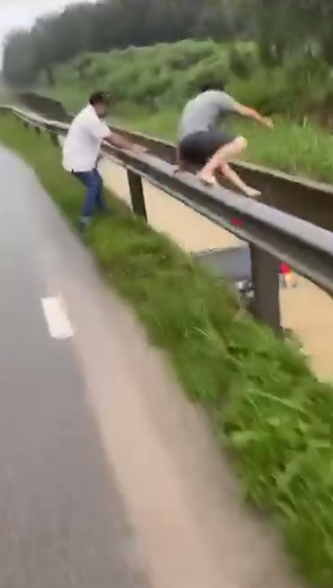 Choo ngiam choong jumping into the drain to help the woman