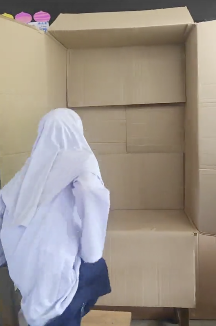 M'sian teacher turns cardboard boxes into creative photo booths for class portraits | weirdkaya