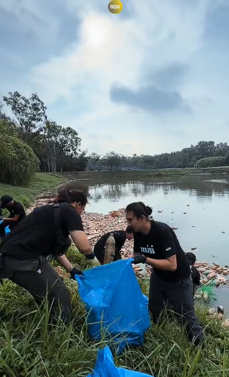 Cleaning lake volunteer (2)