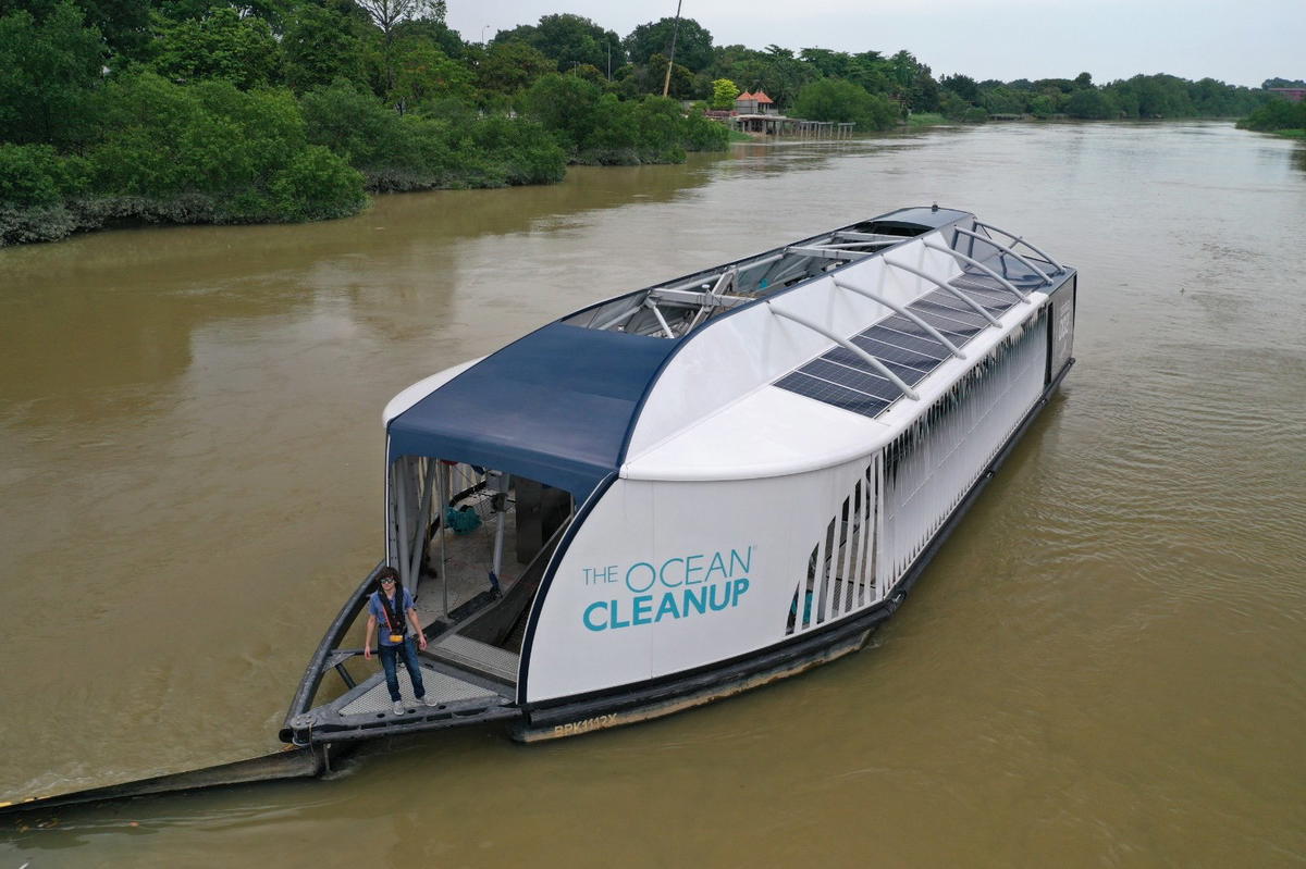 The ocean cleanup machine used as a tool to clean up the klang river.