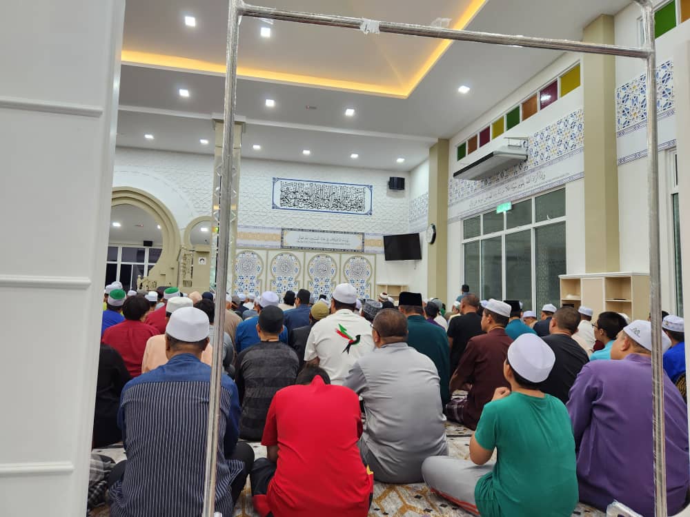 Congregants at prima saujana mosque in kajang