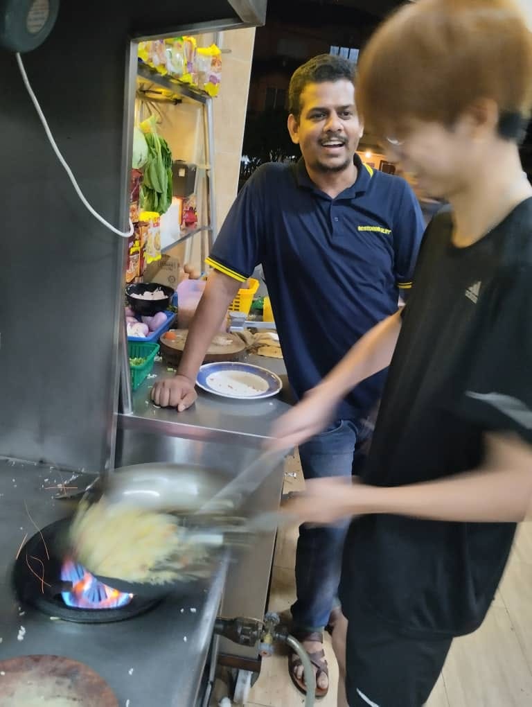 M'sian chinese dude impresses kl mamak workers with his cooking skills