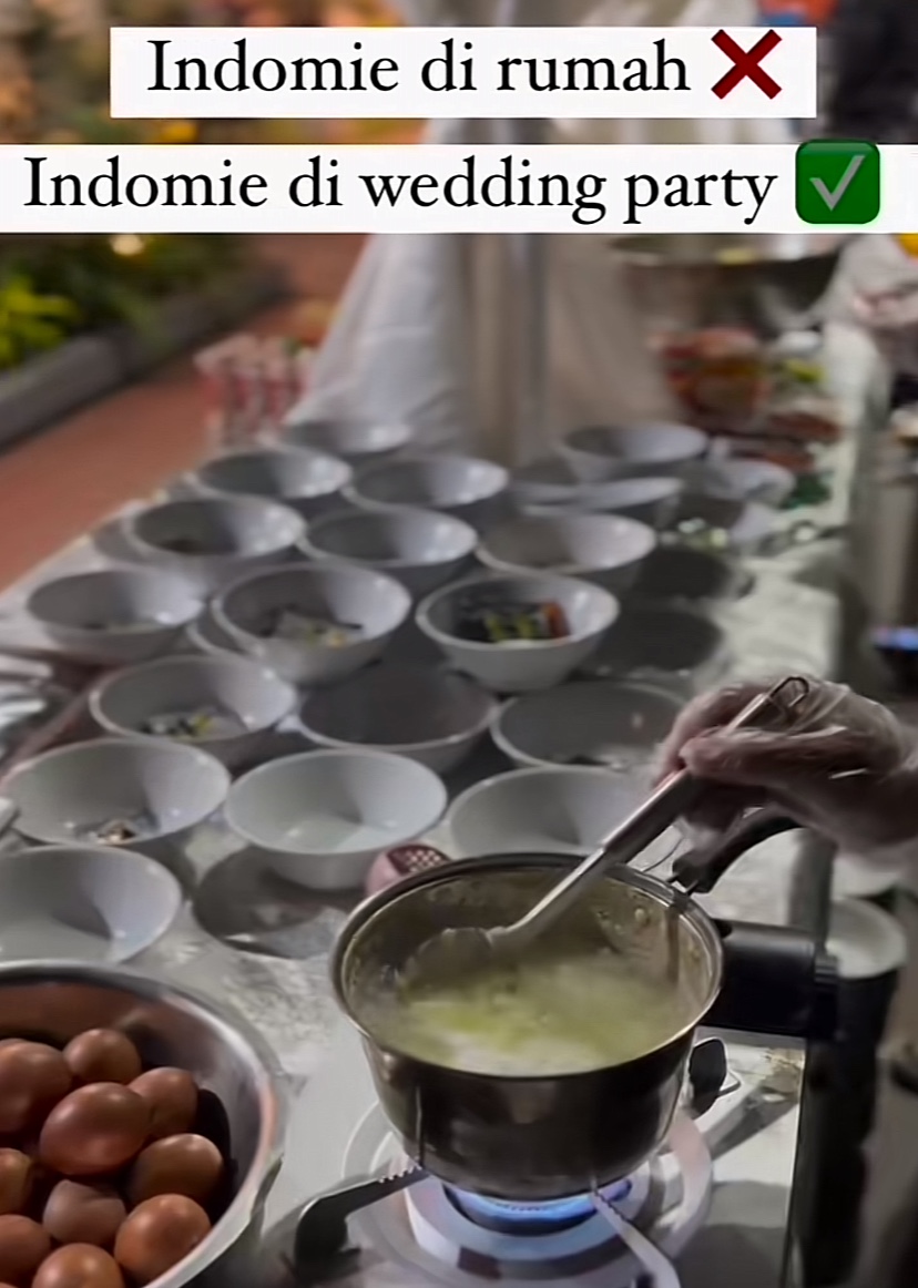 Couple serves instant noodles to guests at their wedding, tickles netizens with their unique menu choice | weirdkaya