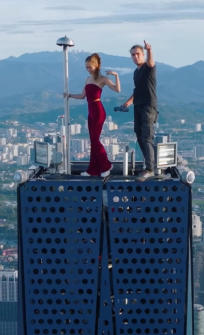 Russian daredevil couple on top of merdeka 118
